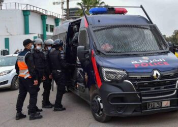 شرطي يستعمل مسدسه لتوقيف شخص عرض مواطنين وعناصر شرطة للخطر بالعيون