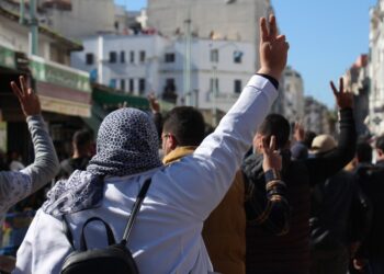 نقابيون وبرلمانيون في الشارع…الاحتجاج خارج المؤسسات