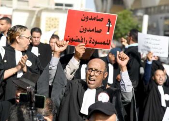 المحامون يشلون المحاكم احتجاجا على ضرائب الحكومة