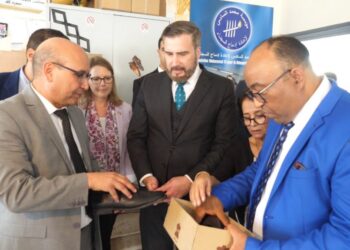 مسؤول أمريكي مكلف بمكافحة المخدرات يزور السجن المحلي بعين السبع