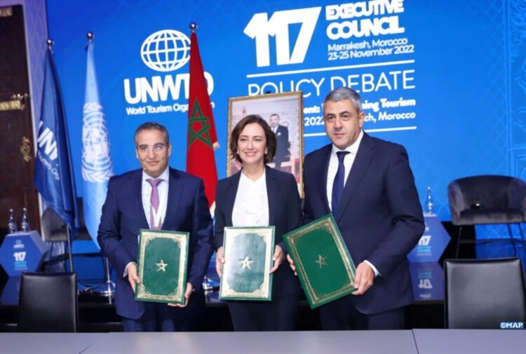 Mme Fatim-Zahra Ammor, ministre du Tourisme, de l’Artisanat et de l’Économie Sociale et Solidaire, M. Imad Barrakad, Directeur Général de la SMIT et M. Zurab pololikashvili, Secrétaire Général de l’OMT, exposent la convention de partenariat relative à la promotion de l’investissement et la digitalisation dans le secteur du tourisme au Maroc. 25112022-Marrakech