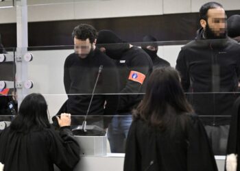 صلاح عبد السلام وأربعة متهمين يغادرون قاعة المحكمة في محاكمة منفذي اعتداءات بروكسل