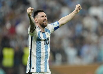 ميسي يفوز بجائزة أفضل لاعب في كأس العالم 2022