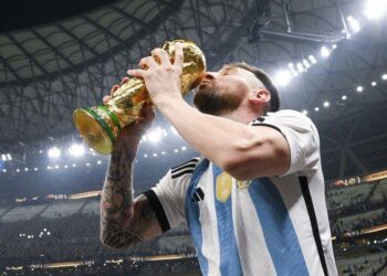 بيليه يؤكد “ميسي استحق” اللقب ونيمار ورونالدو يهنآنه
