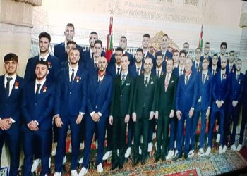 جلالة الملك يستقبل أعضاء المنتخب الوطني لكرة القدم ويوشحهم بأوسمة ملكية