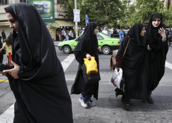 ايران تعلن مراجعة قانون الحجاب