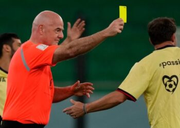 إنفانتينو حكما لمباراة استعراضية بين عمال في قطر وأساطير كرة القدم