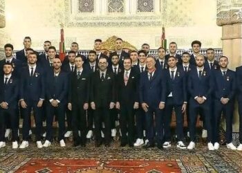 بالفيديو جلالة الملك يستقبل ويوشح أعضاء المنتخب الوطني لكرة القدم بأوسمة ملكية