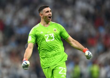 مارتينيز يفوز بجائزة أفضل حارس في بطولة كأس العالم قطر 2022