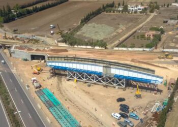أشغال تثبيت جسر للراجلين على مستوى النقطة الكيلومترية PK9 للطريق السيار الدار البيضاء – برشيد