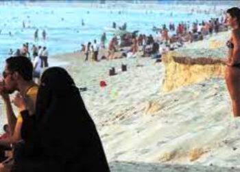 السعودية تسمح للنساء بارتداء البيكيني والفنادق لن تشترط عقد الزواج