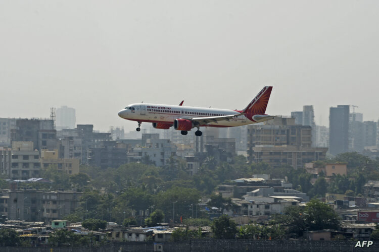 An Air India aircraft prepares to land at the Chhatrapati Shivaji Maharaj International Airport in Mumbai on January 27, 2022. (Photo by Indranil MUKHERJEE / AFP)