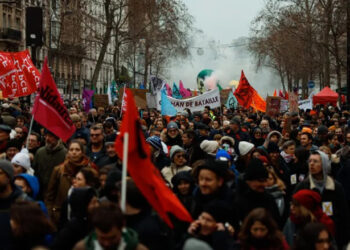 الآلاف يتظاهرون في باريس احتجاجا على تعديل نظام التقاعد