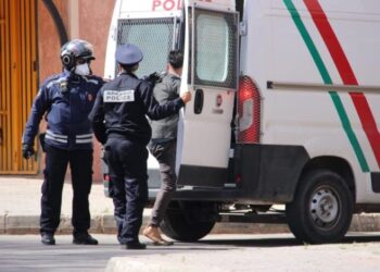 اعتقال شخصين أحدهما شرطي بواد زم بشبهة التورط في الابتزاز وانتحال صفة