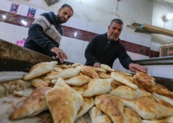 خبز “الصمون” كنز وطني يرافق كل الأطباق العراقية