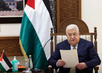 معركة خلافة عباس قد تتسبب في “انهيار” السلطة الفلسطينية