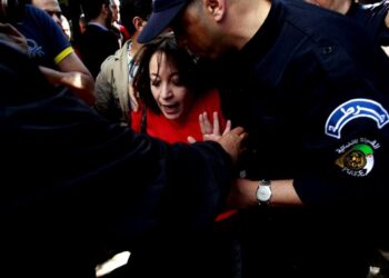 قضية الناشطة أميرة بوراوي تهدد بإحياء التوتر بين الجزائر وفرنسا