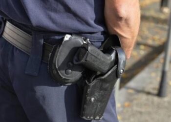 توقيف مشردين بشبهة تورطهما في سرقة سلاح وظيفي لشرطي بالبيضاء
