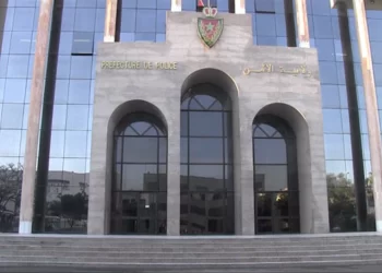 فتح تحقيق في قضية شخص أضرم النار في جسده داخل مقر شرطة