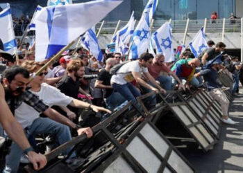 الشرطة الإسرائيلية تشتبك مع متظاهرين ضد الإصلاح القضائي في تل أبيب