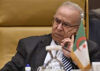 تعديل وزاري محدود بالجزائر يطيح بالعمامرة من الخارجية