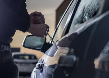 أكادير.. توقيف متورط في سرقة سلاح موظف شرطة من داخل سيارته
