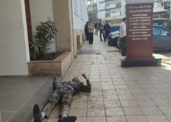 فنان مسرحي يحرق نفسه أمام وزارة الثقافة وهذه الأخيرة توضح