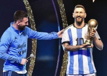 تمثال ميسي بجوار مارادونا وبيليه