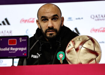 الركراكي يصفح عن عامل فندق وجه إهانات عنصرية للمنتخب الوطني