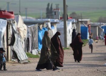 4 نساء و10 أطفال يصلون كندا من مخيمات يحتجز فيها جهاديون في سوريا