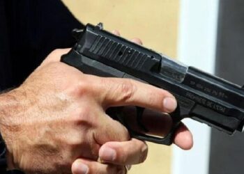 فاس..مقدم شرطة يستعمل سلاحه لتوقيف شخص هدد المواطنين وعناصر الشرطة