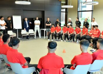فوزي لقجع يحفز لاعبي المنتخب الوطني لأقل من 17 سنة قبل التوجه في رحلة مباشرة إلى الجزائر