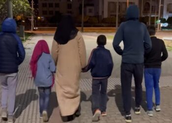 السلطات الأمنية تنصف زوجة بعدما تم طرحها هي اولادها الخمسة من بيتها في تطوان