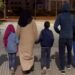 السلطات الأمنية تنصف زوجة بعدما تم طرحها هي اولادها الخمسة من بيتها في تطوان