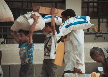 ملابس ممزقة وصنادل شاهدة على تدافع مميت في اليمن