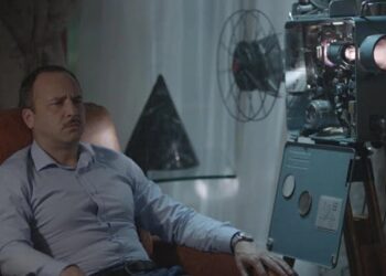 سوريون يتسمرون أمام الشاشات لمتابعة مسلسل يدين العائلة الحاكمة