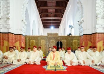 أمير المؤمنين يؤدي صلاة عيد الفطر بالمسجد المحمدي بالدار البيضاء ويتقبل التهاني بهذه المناسبة السعيدة