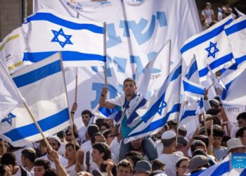 عشرات آلاف الإسرائيليين يشاركون في “مسيرة الأعلام” في القدس