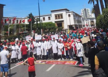 الممرضون يعلنون مطالبهم في اليوم العالمي للتمريض
