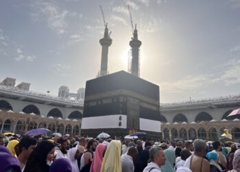 مكة المكرمة تفيض بالحجاج مع بدء موسم الحج الأحد