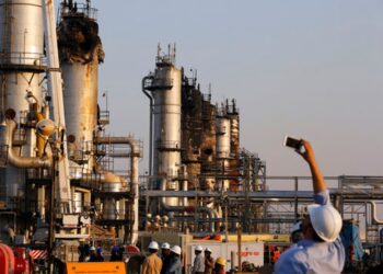 عاجل السعودية تعلن خفضا إضافيا في إنتاجها النفطي مقداره مليون برميل يوميا