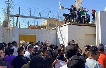 عراقيون يقتحمون سفارة السويد في بغداد وسط تنديدات بإحراق نسخة من المصحف