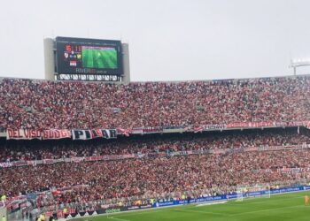 وفاة مشجع خلال مباراة ريفر بليت وديفينسا بالدوري الأرجنتيني