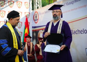 المغربي بنزاكور يحصل على الدكتوراه الفخرية من جامعة أورلاندو بالولايات المتحدة الأمريكية