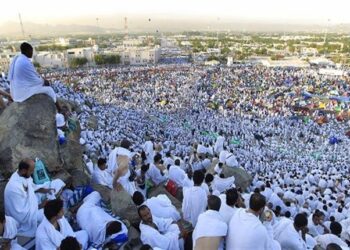 حجاج بيت الله الحرام يتوافدون على صعيد عرفات لأداء الركن الأعظم