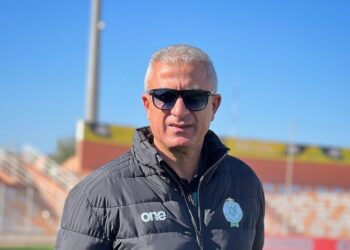 الرجاء يفك ارتباطه بالمدرب منذر الكبير