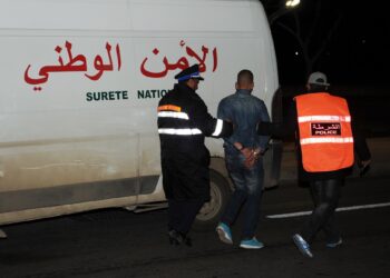 توقيف شخصين يشتبه تورطهما في عملية سرقة من داخل وكالة لتحويل الأموال