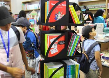 المعرض الدولي للنشر والكتاب..الدعوة إلى تطوير كتاب مدرسي مستقبلي
