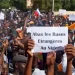 عاجل… آلاف المتظاهرين أمام السفارة الفرنسية في نيامي