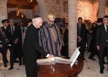 ميدالية الشرف الرئاسية الممنوحة للسيد أزولاي، اعتراف بالدور التاريخي للملوك المغاربة